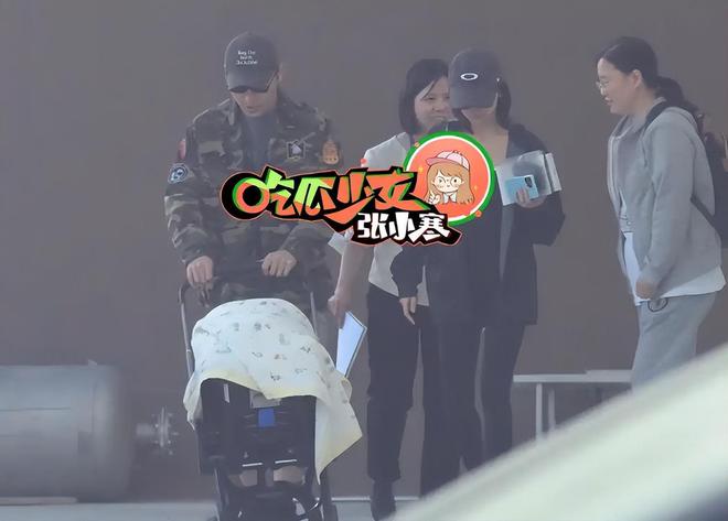 凯发手机app吴谨言产后出院照曝光！老公洪尧推着宝宝一家三口